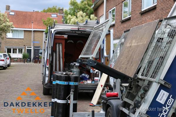 Dakdekkersbusje met materiaal en ladderlift voor dakpannen vervangen in Twello Dakdekkersbusje met materiaal en ladderlift voor dakpannen vervangen in Twello