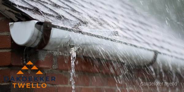 Lekkende dakgoot tijdens regenval in Twello Lekkende dakgoot tijdens regenval in Twello