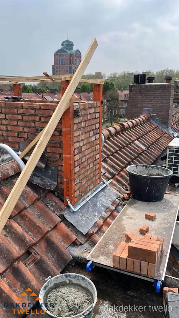 Schoorsteen renovatie met metselwerk op schuin dak in Twello Schoorsteen renovatie met metselwerk op schuin dak in Twello