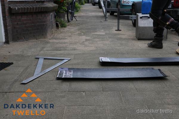 Dakbedekkingsmateriaal en zinkwerk klaargelegd voor reparatie in Twello Dakbedekkingsmateriaal en zinkwerk klaargelegd voor reparatie in Twello