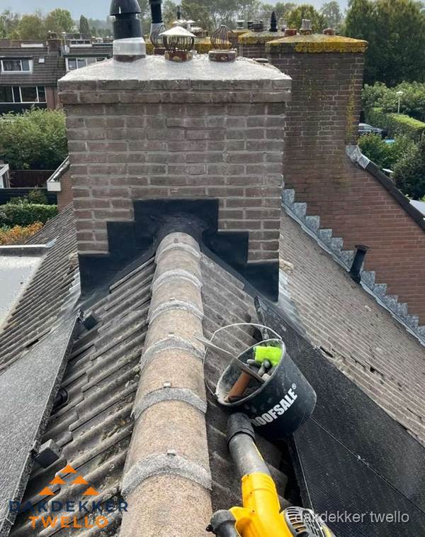 Schoorsteen met loodaansluiting en nokvorst op pannendak in Twello Schoorsteen met loodaansluiting en nokvorst op pannendak in Twello