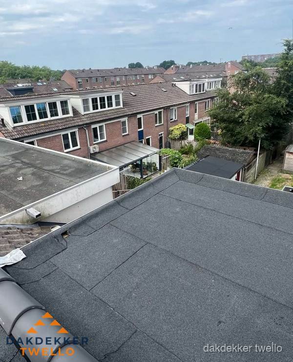 Vernieuwd plat dak met bitumen in woonwijk in Twello Vernieuwd plat dak met bitumen in woonwijk in Twello