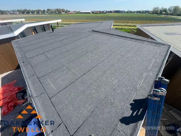 Nieuw bitumen plat dak met uitzicht over landschap in Twello Nieuw bitumen plat dak met uitzicht over landschap in Twello