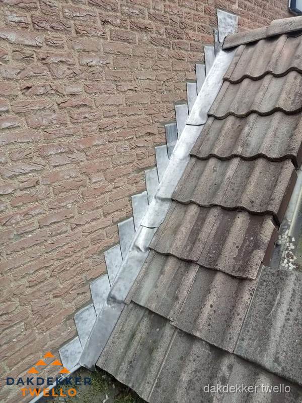 Loodslabben langs dakaansluiting bij bakstenen muur in Twello Loodslabben langs dakaansluiting bij bakstenen muur in Twello