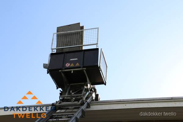 Dakdekkerslift voor materiaal transport bij dakwerkzaamheden in Twello
