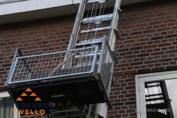 Ladderlift met dakpannen voor dakpan reparatie in Twello Ladderlift met dakpannen voor dakpan reparatie in Twello