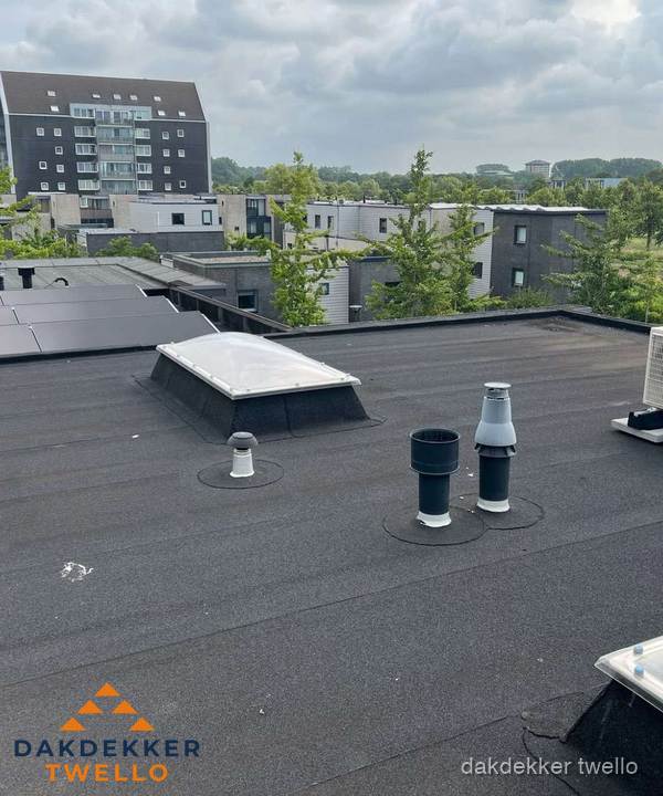Groot plat dak met lichtkoepel en dakdoorvoeren in Twello Groot plat dak met lichtkoepel en dakdoorvoeren in Twello