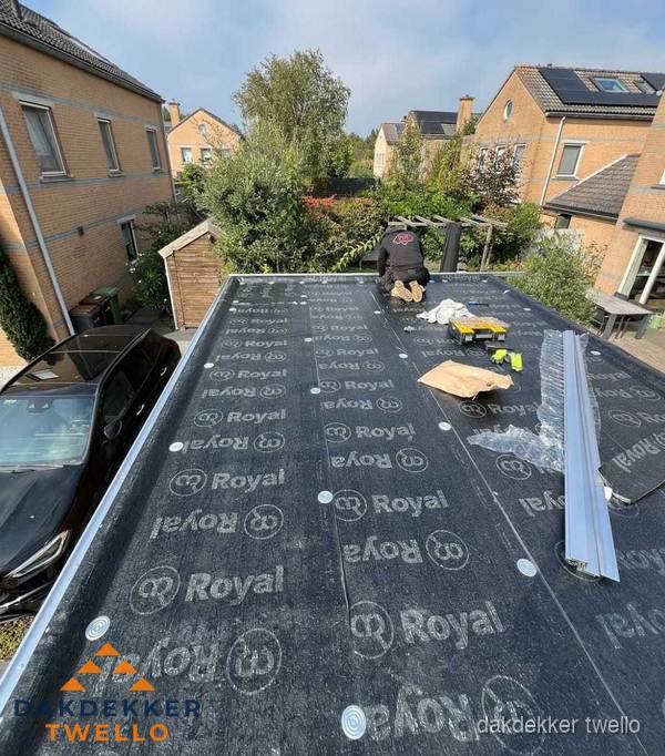 Dakdekker aan het werk op plat dak renovatie in Twello Dakdekker aan het werk op plat dak renovatie in Twello