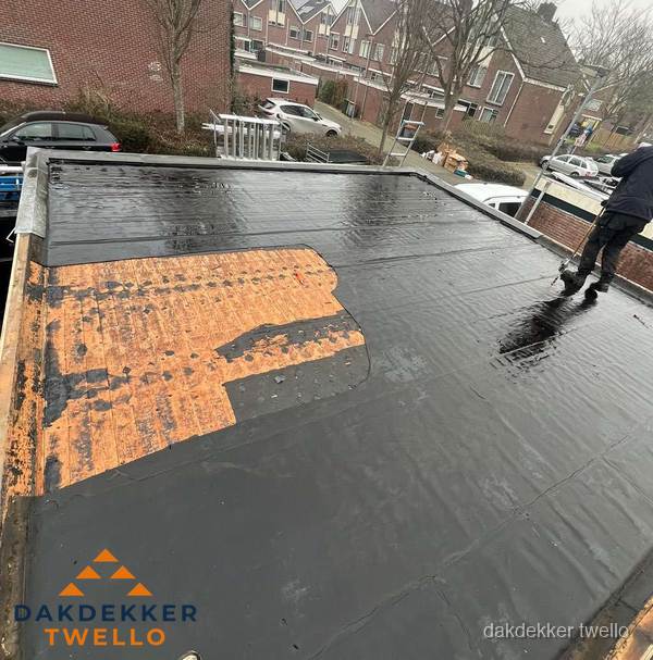 Dakdekker brengt EPDM dakbedekking aan op plat dak in Twello Dakdekker brengt EPDM dakbedekking aan op plat dak in Twello