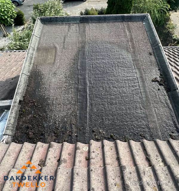 Verouderd plat dak met bitumen en slijtage voor lekkage inspectie in Twello Verouderd plat dak met bitumen en slijtage voor lekkage inspectie in Twello
