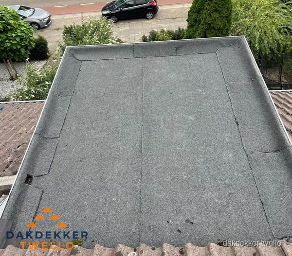 Nieuw aangebrachte bitumen dakbedekking op plat dak in Twello Nieuw aangebrachte bitumen dakbedekking op plat dak in Twello