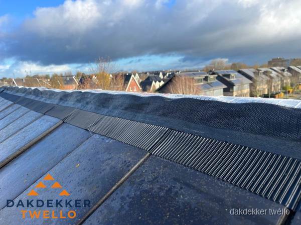 Dakisolatie bij de nok met ventilatieprofiel op schuin dak in Twello