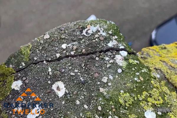 Beschadigde en verweerde nokvorst met scheuren en mos in Twello Beschadigde en verweerde nokvorst met scheuren en mos in Twello