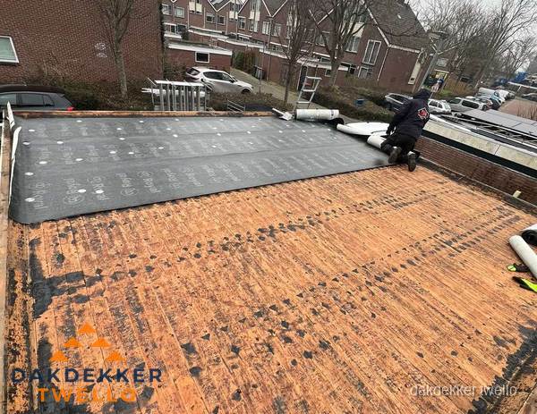 Dakdekker legt onderlaag op plat dak met houten constructie in Twello Dakdekker legt onderlaag op plat dak met houten constructie in Twello