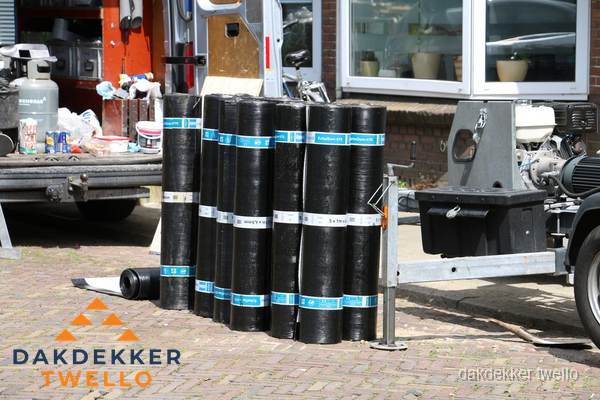 Rollen bitumen dakbedekking klaar voor daklekkage reparatie in Twello Rollen bitumen dakbedekking klaar voor daklekkage reparatie in Twello